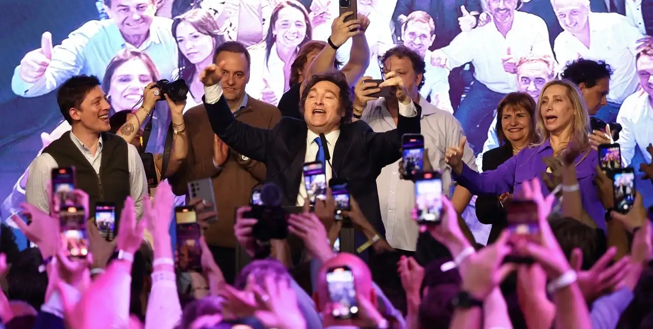 El índice de confianza anticipó en la imagen de Milei la ola que pintó la Argentina de violeta en las elecciones legislativas. Crédito: Xinhua.
