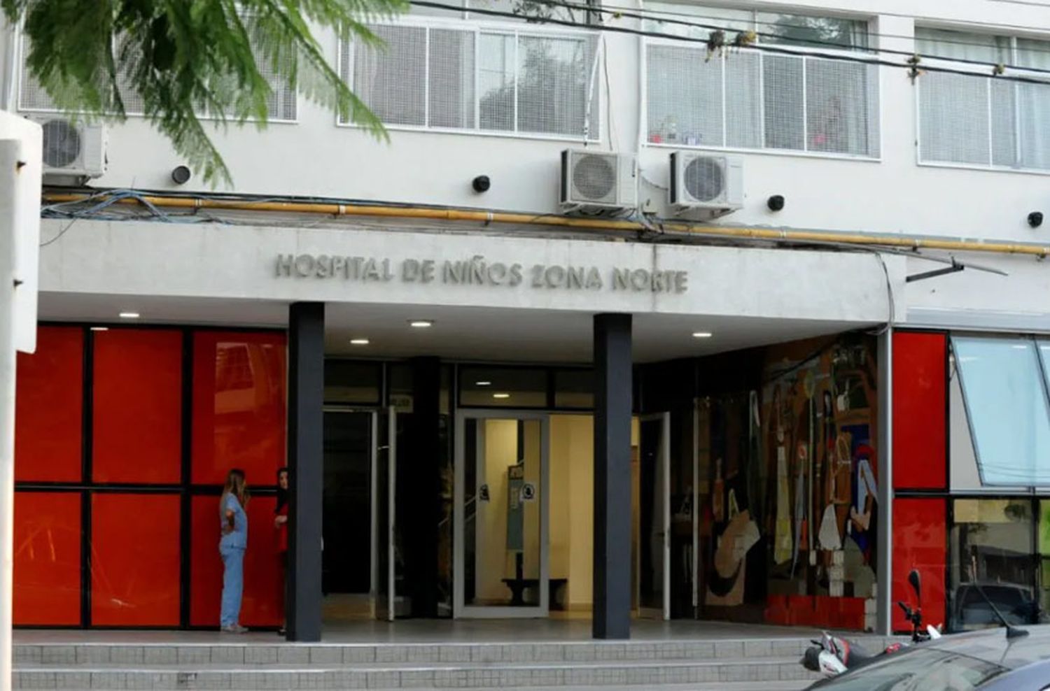 Un agente policial auxilió a un bebé por ahogamiento y lograron reanimarlo en el Hospital de Niños