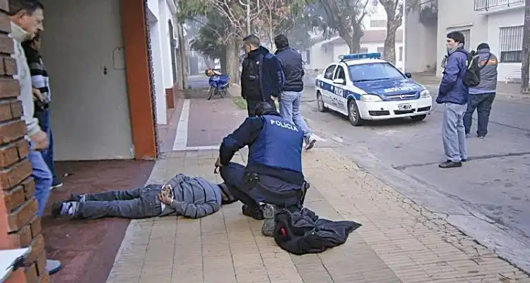Intentó fugarse el delincuente detenido este martes cuando ingresaba a robar en una vivienda