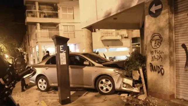 Rosario: esquivo una moto y chocó contra una casa
