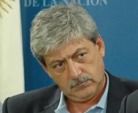 Buzzi trató a Urribarri de “esbirro y lamebotas”