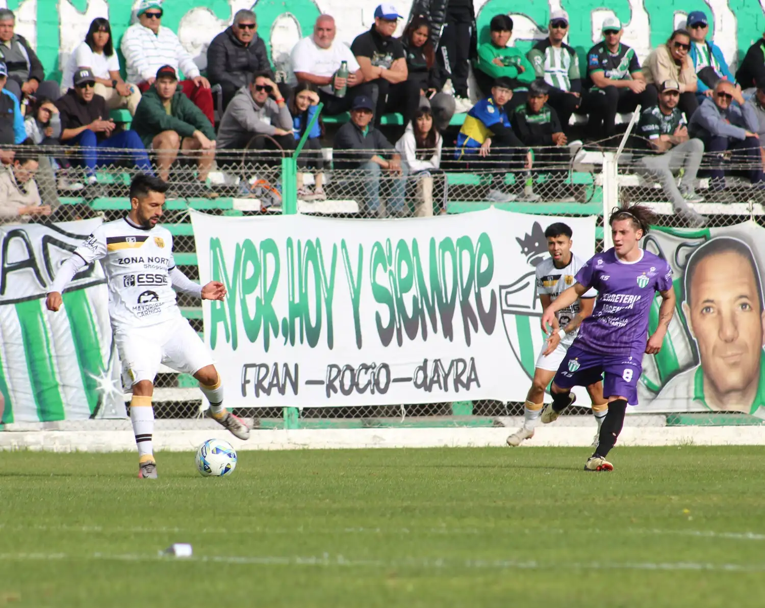 FOTO PRENSA GERMINAL Martínez se desprende de la pelota ante la presencia de Mallea.