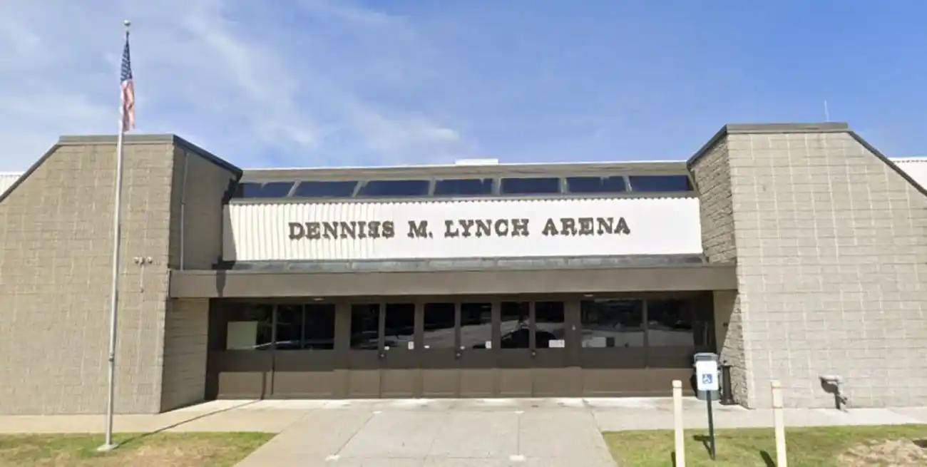 De acuerdo con los primeros datos, el tiroteo habría ocurrido en el exterior del recinto y no dentro del estadio.