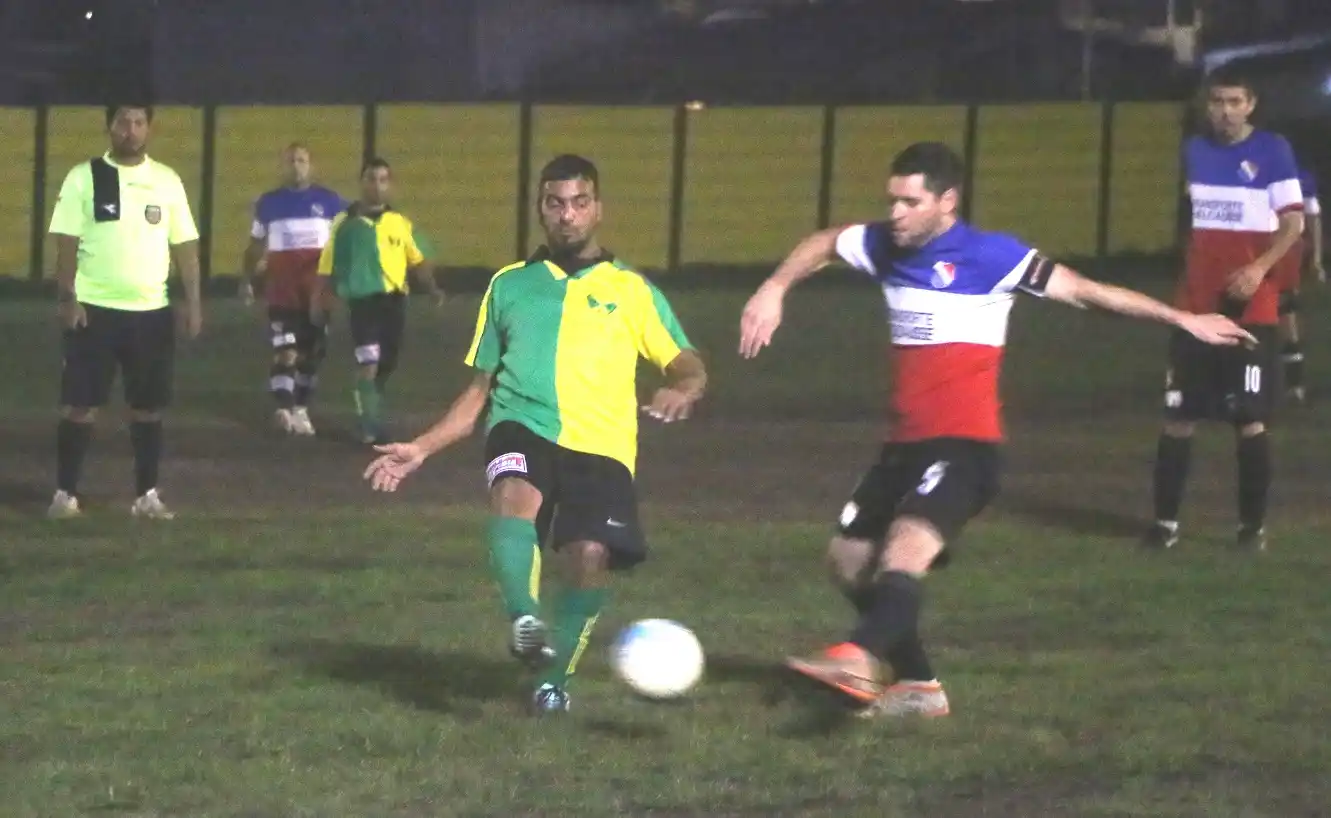 Juventud Urdinarrain ganó y se mantiene como único puntero