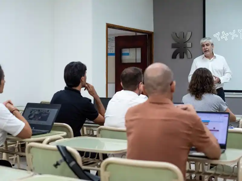 Modalidad semi-presencial con clases virtuales y encuentros presenciales obligatorios.