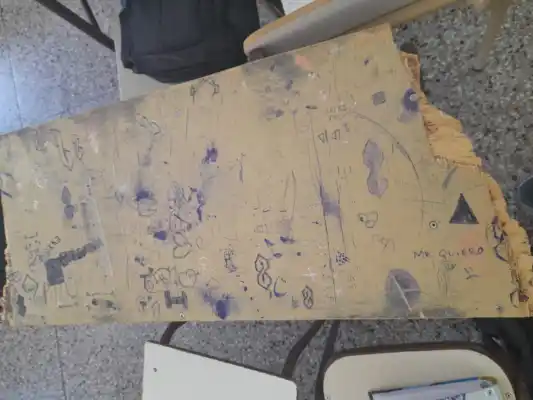 "Así están las mesas en la escuela"