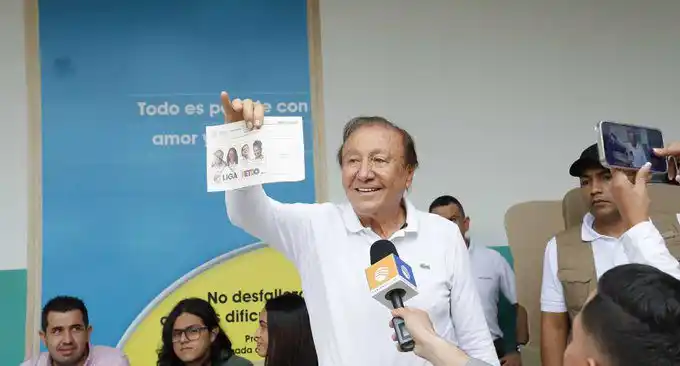 Rodolfo Hernández ejerció su derecho al voto: «Siempre adelante, ni un paso atrás»