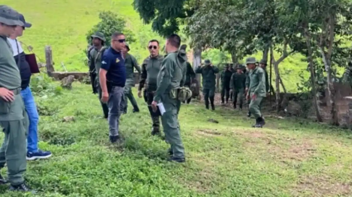 En operación policial, rescatan a ocho trabajadores y dan de baja a dos secuestradores