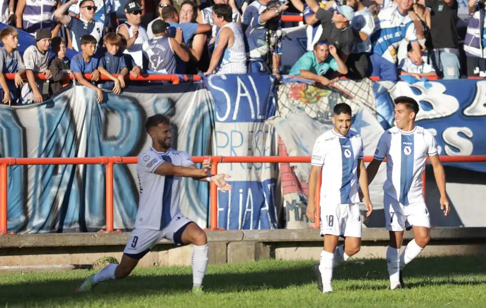 Oscar Belinetz celebrando la apertura del marcador al estilo "Dragon Ball". (Foto: Florencia Arroyos - MarcaDeportiva)