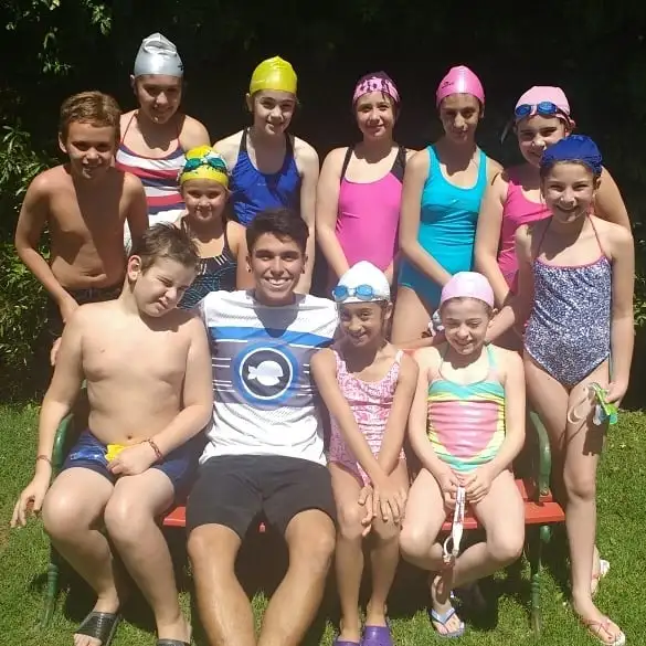  Escualo dio inicio a  su escuela de natación