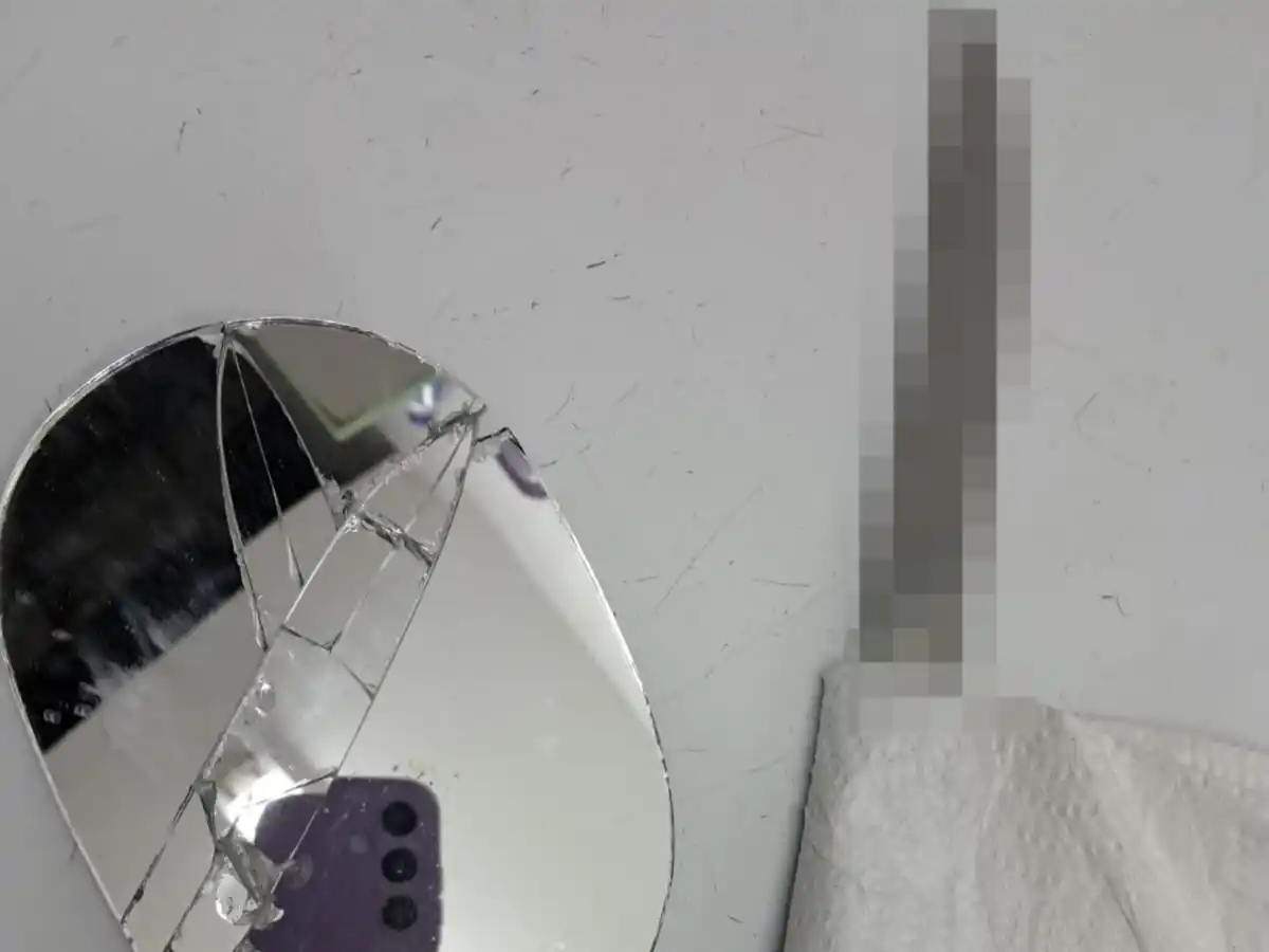 El espejo roto y el cuchillo encontrados en la escena del asalto