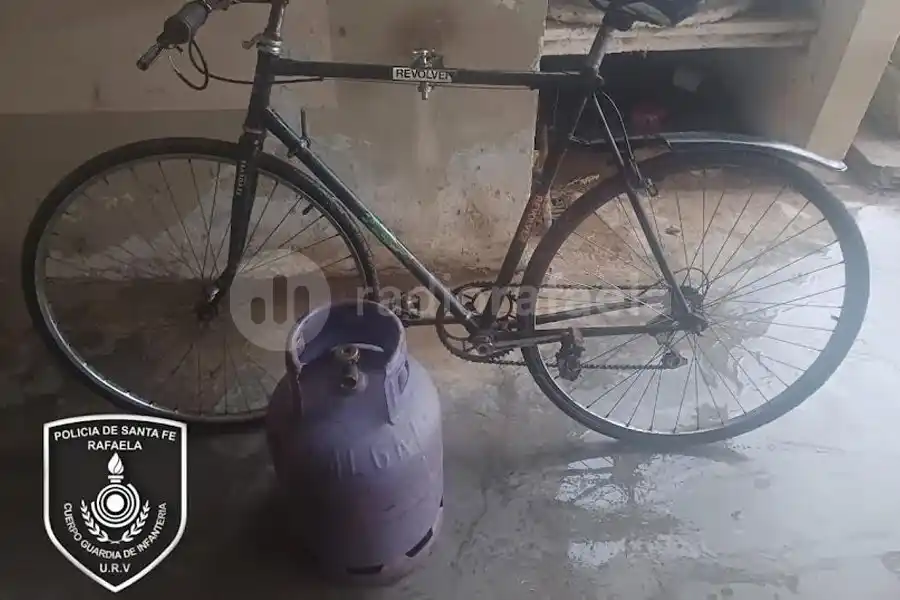 Vio a la policía y descartó una bici y una garrafa para salir corriendo