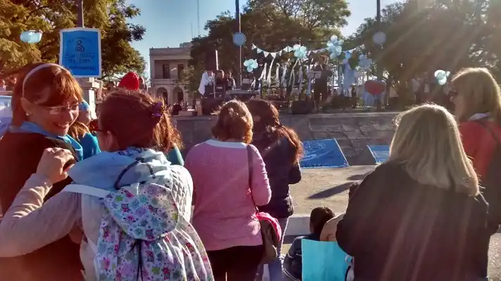 El “No al Aborto” tiñó de pañuelos celestes la costanera y plaza Colón