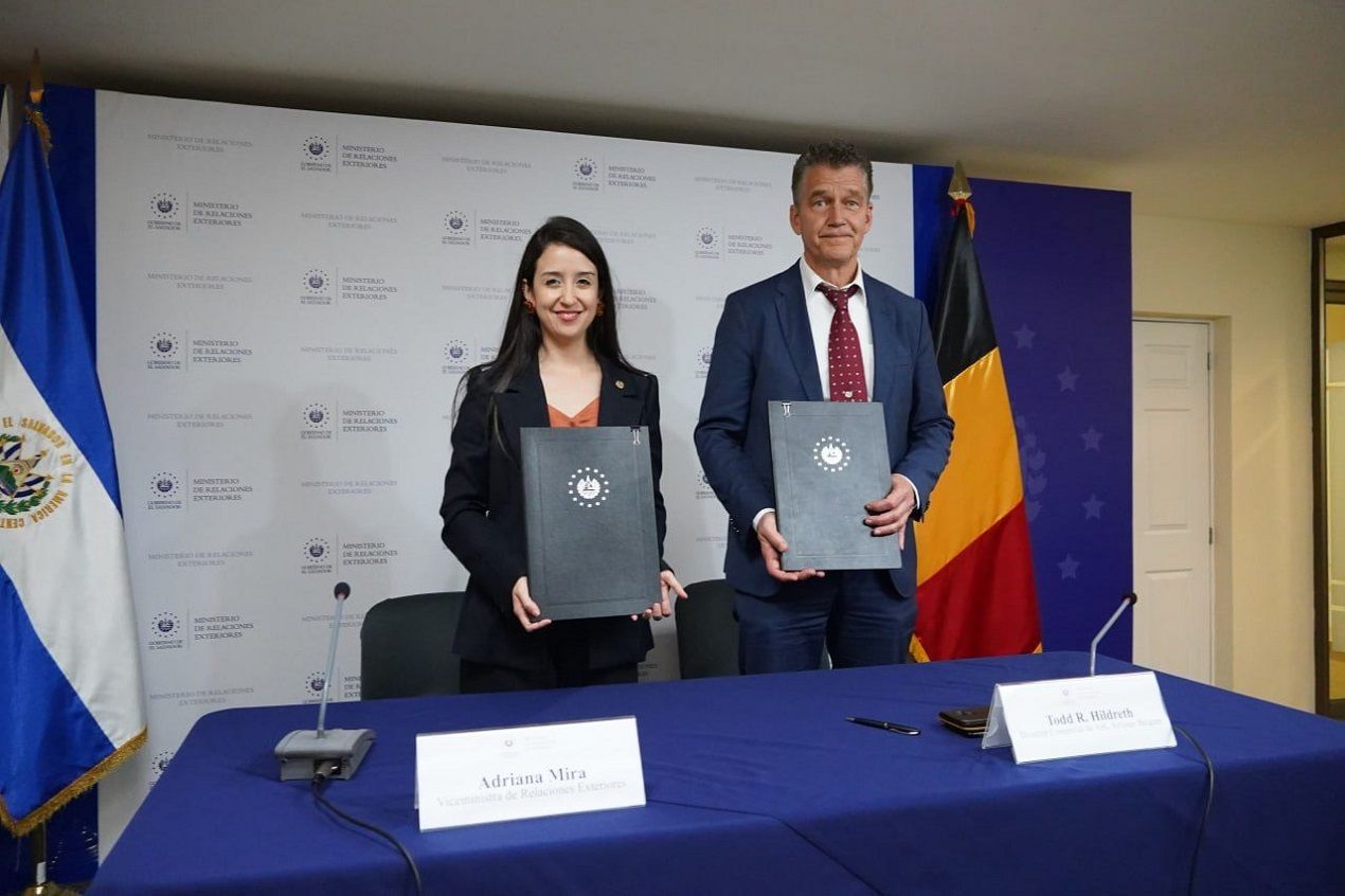 El Salvador y ASL Airlines firman acuerdo para posibilitar el inicio de las operaciones en el país