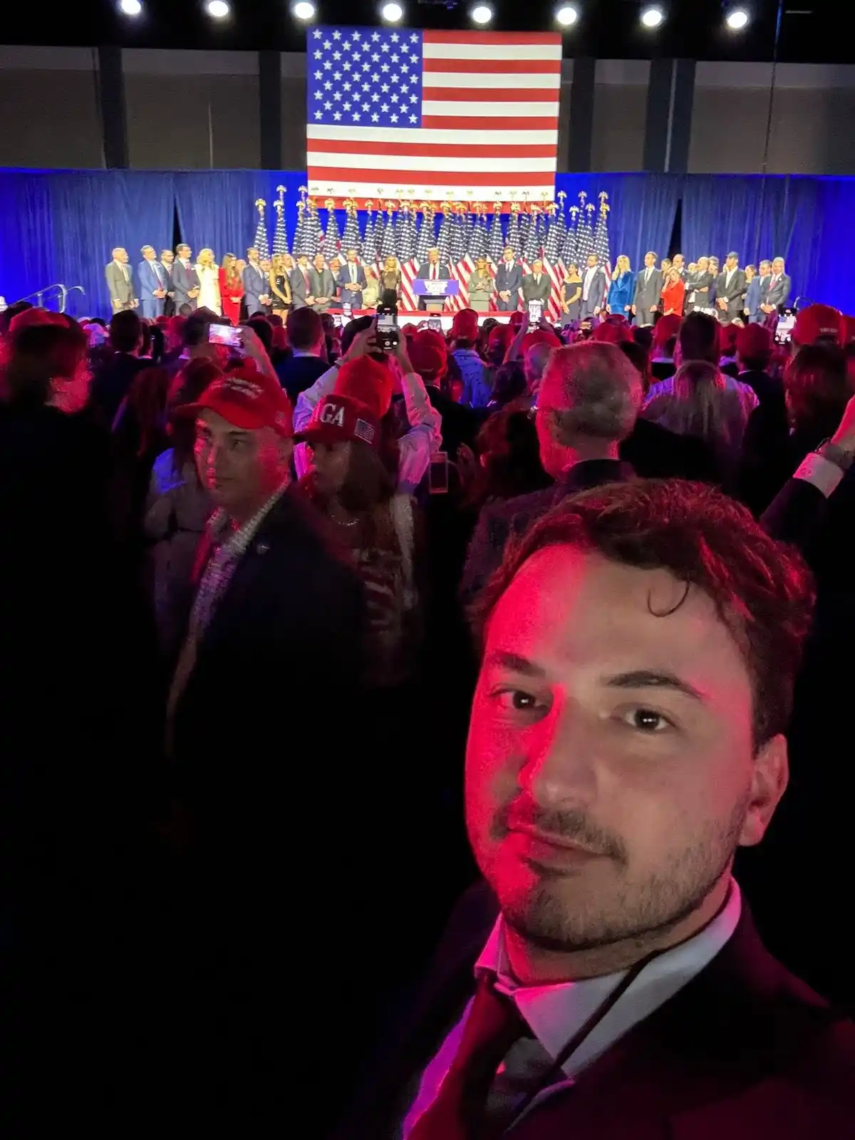 El legislador bonaerense Agustín Romo estuvo en Estados Unidos apoyando a Donald Trump en el búnker republicano.