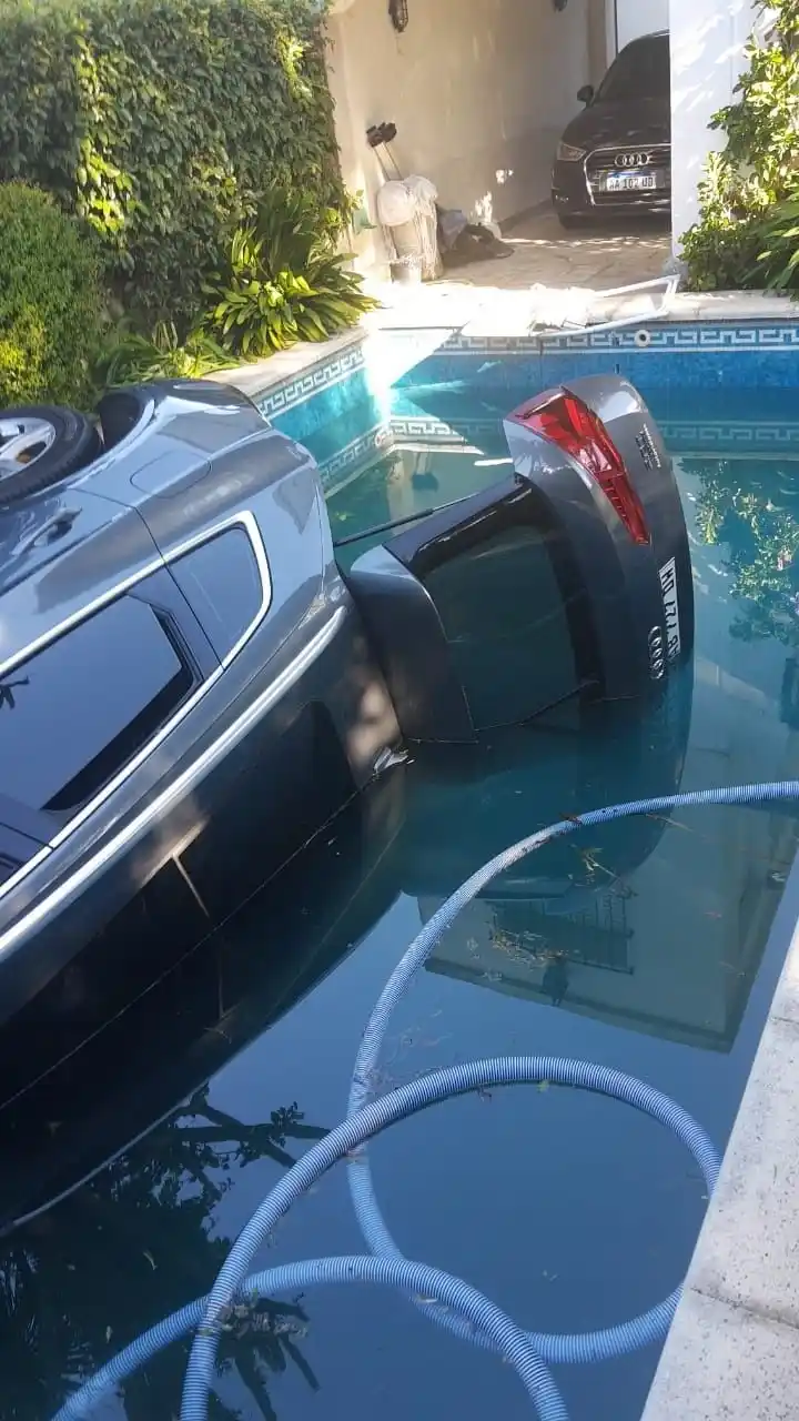 Se le cayó la camioneta a la pileta y se lo contó a todos con un desopilante audio de WhatsApp