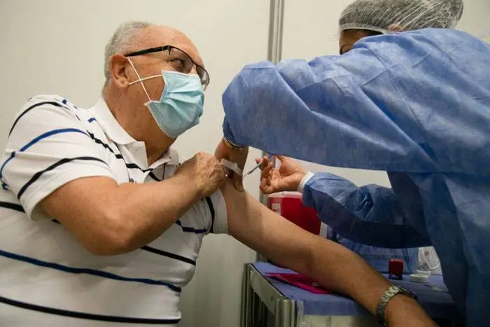 Avanzan con el refuerzo de vacunación COVID-19 en geriátricos