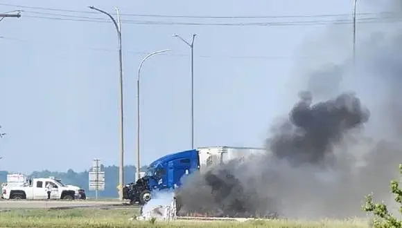 ¡TRAGEDIA EN CANADÁ! Al menos 15 muertos en accidente vial (+Video)