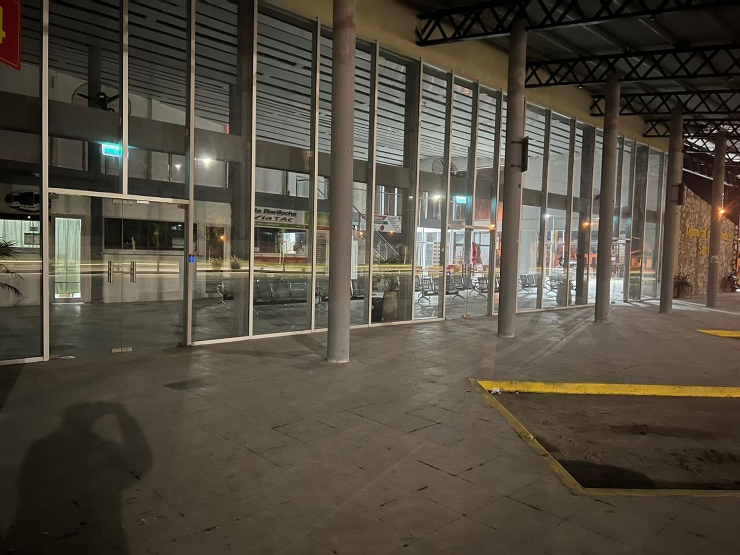 La terminal a la madrugada, con frío y esperando afuera