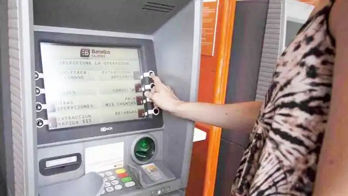 Los bancos cobran comisiones por depositar dinero en efectivo