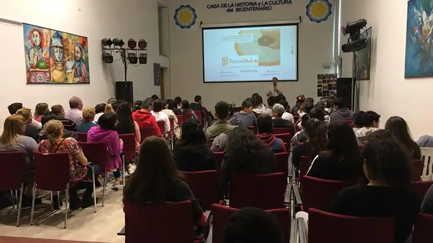 Convocante charla sobre riesgos en redes sociales