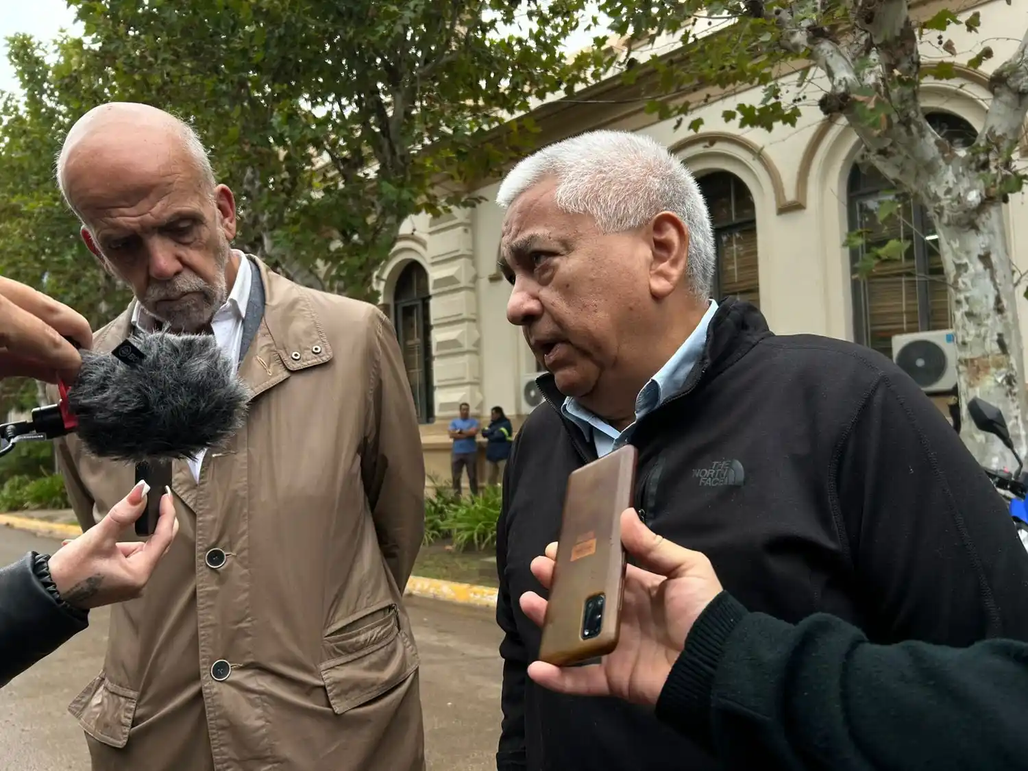 cecilio salazar - secretario de seguridad - frente a la municipalidad