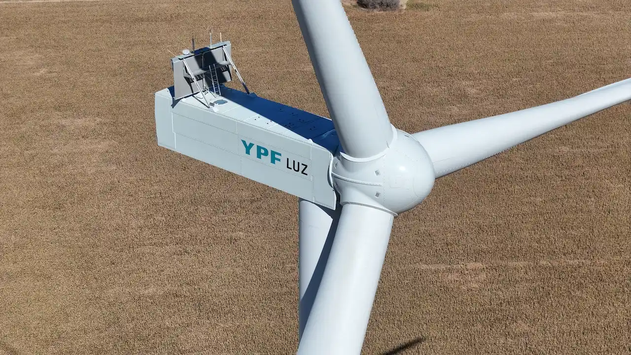 Detalle de un aerogenerador de YPF Luz en funcionamiento. La compañía lidera proyectos renovables en siete provincias argentinas, apostando por una matriz energética más limpia y eficiente.