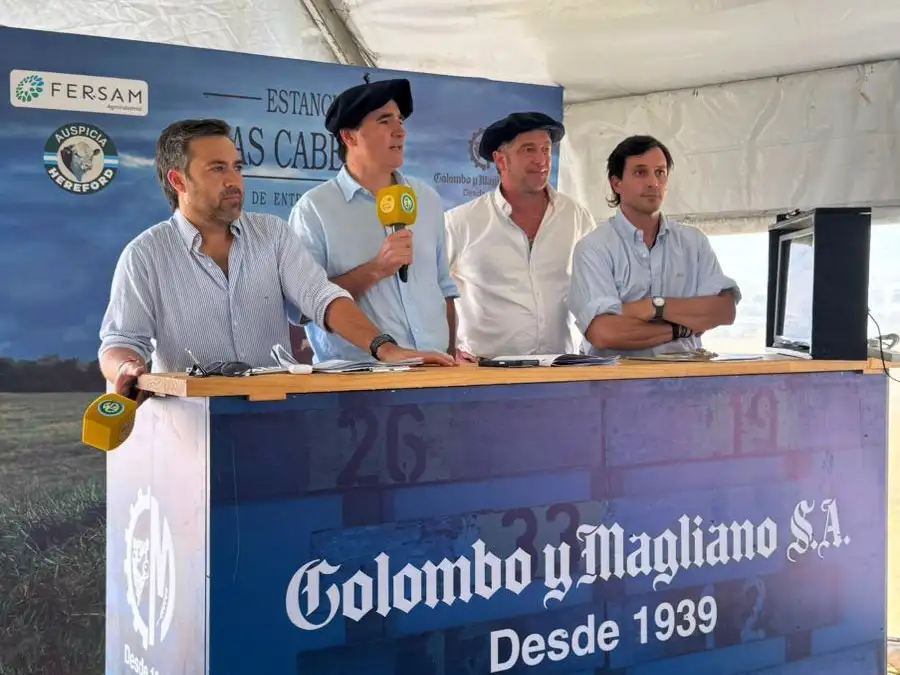 Juan Martín Duvillard (con micrófono) junto a martilleros y otros representantes de la firma.