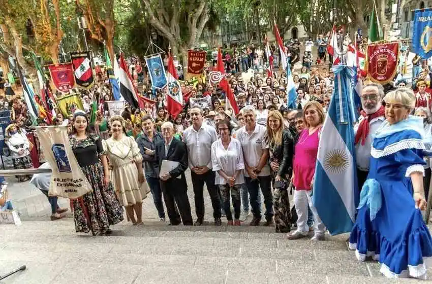 Con desfile por peatonal Córdoba y cierre en la Municipalidad con Javkin, arrancó la fiesta de las Colectividades