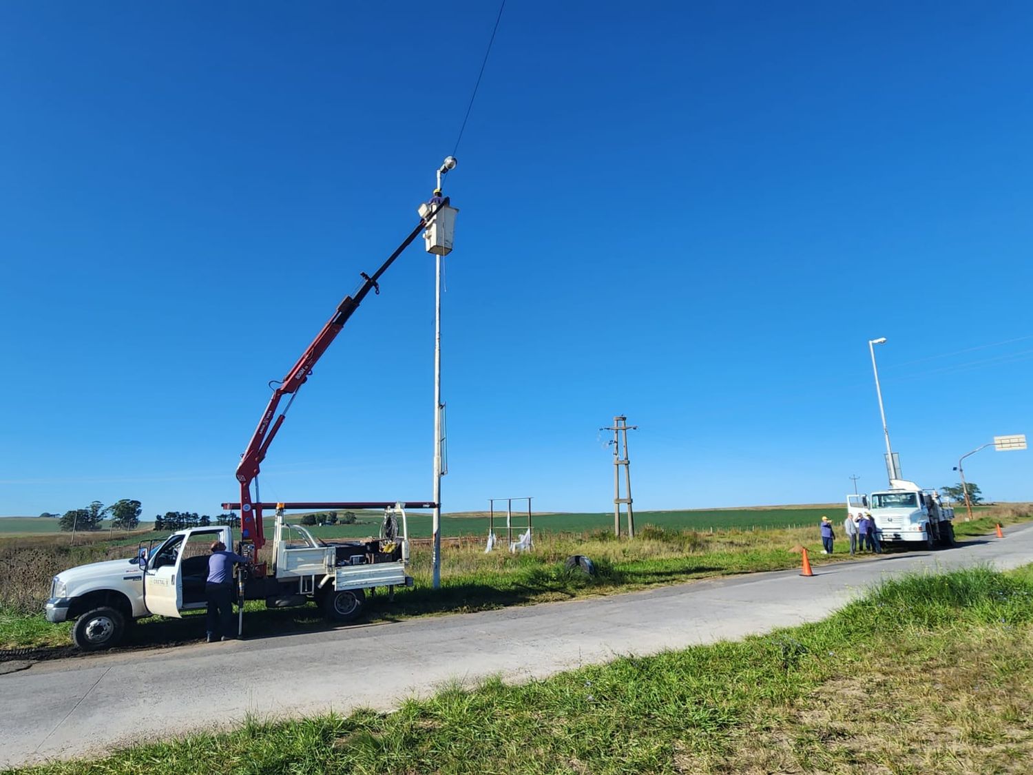 Trabajan en la restitución del servicio eléctrico en la rotonda Scarminacci