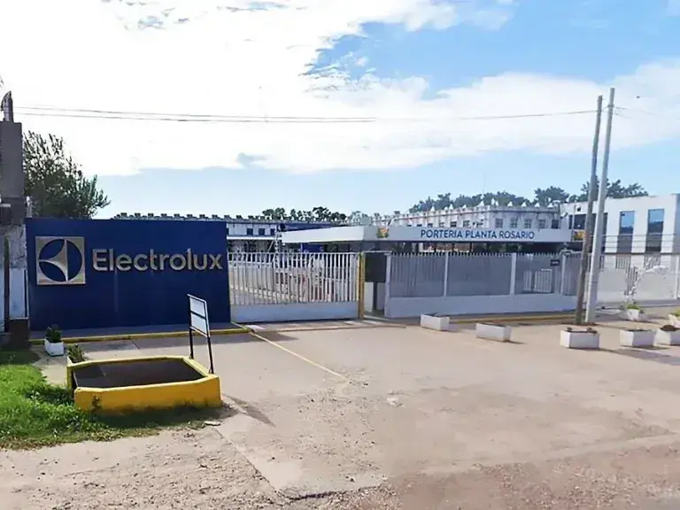 Electrolux: dictaron la conciliación obligatoria y frenaron los despidos de 200 trabajadores en Rosario