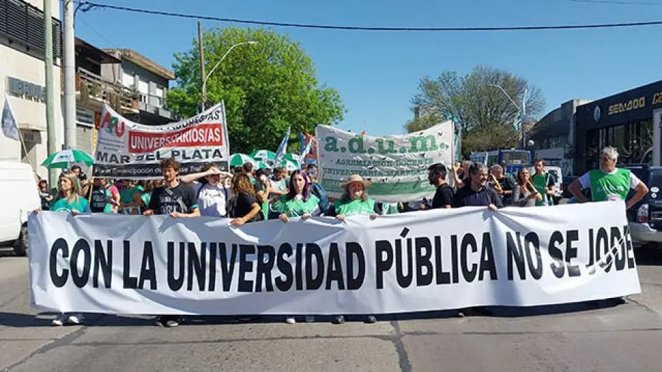 Protesta en Mar del Plata contra la visita de Javier Milei: gremios y universitarios reclaman por el veto al financiamiento educativo