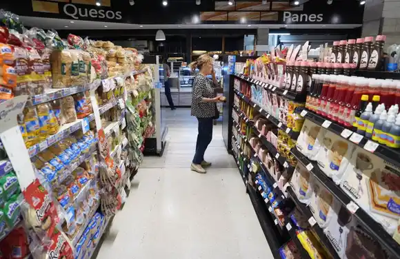 La caída del consumo en supermercados y autoservicios se profundizó al 12,5 % interanual