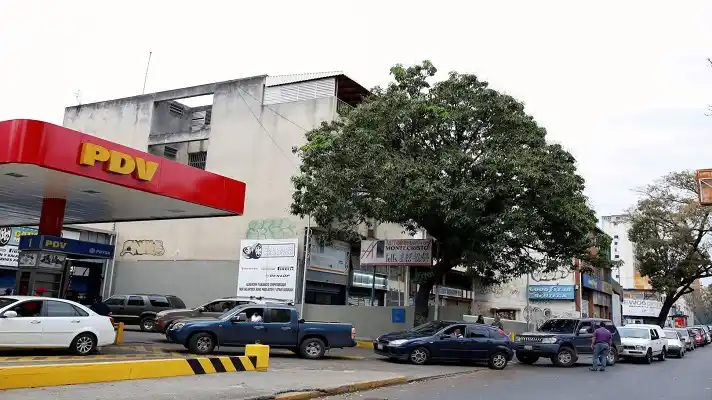 PARA SOLUCIONAR LA ESCASEZ: Fedecámaras propone privatizar la importación de gasolina