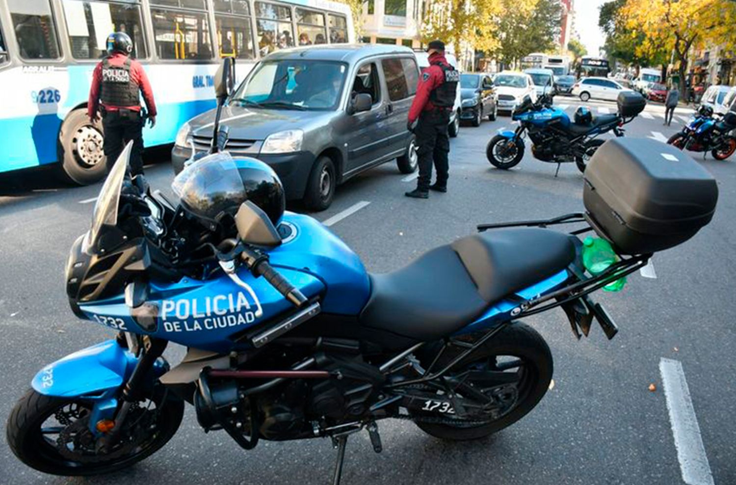 Cayeron policías acusados de robar un bolso con $500 mil