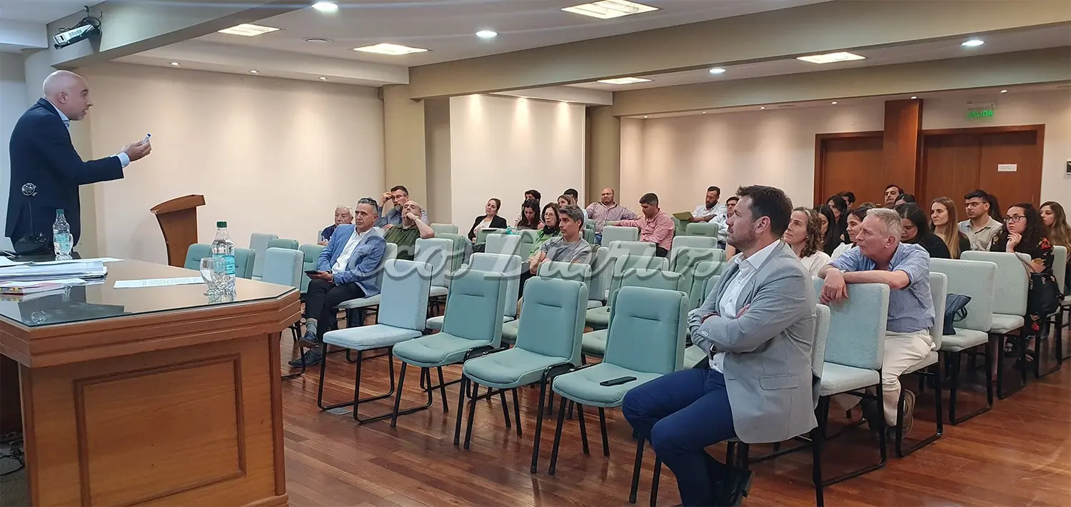 Realizan charla en el Colegio de Abogados