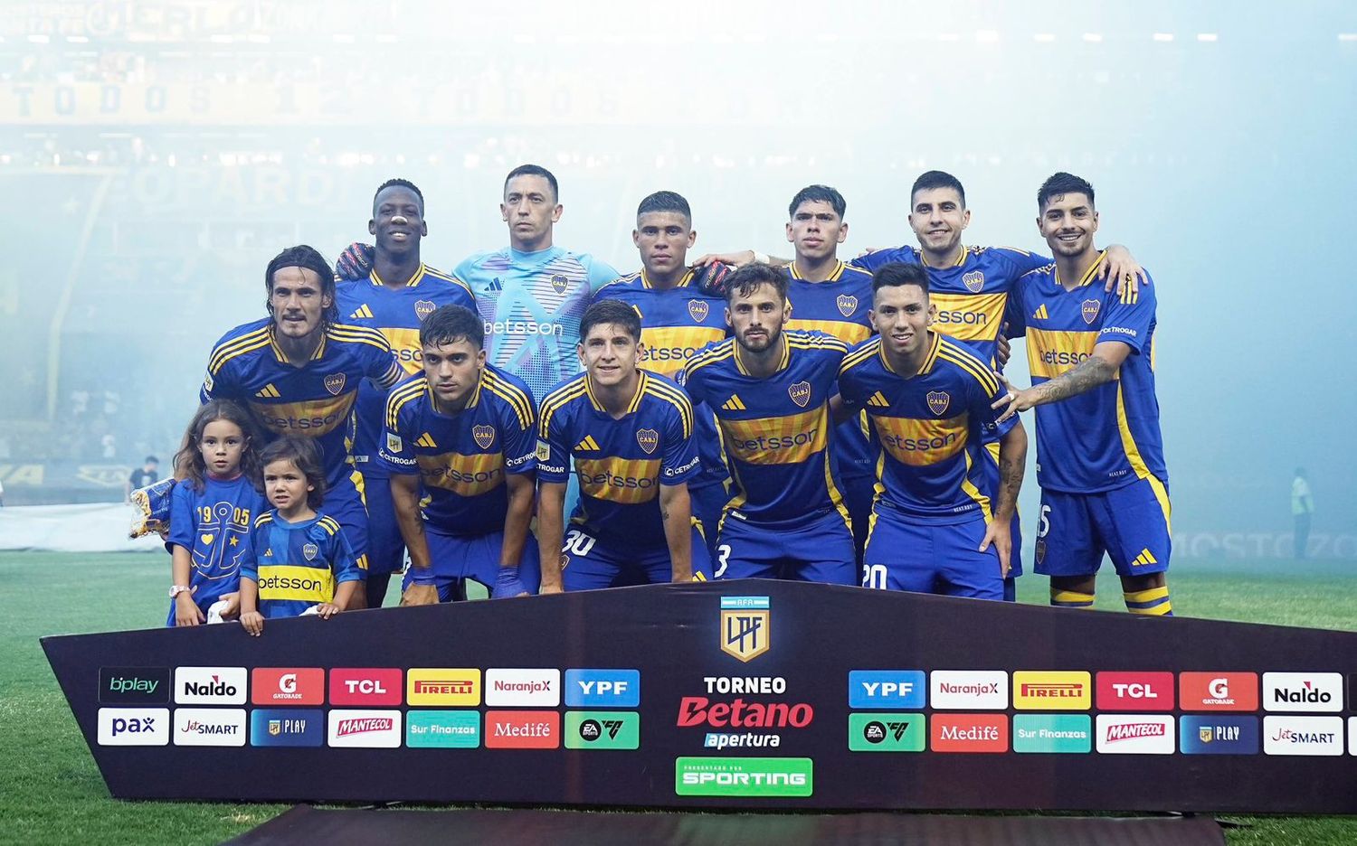 Boca ganó en La Bombonera con goles de Cavani y Palacios.