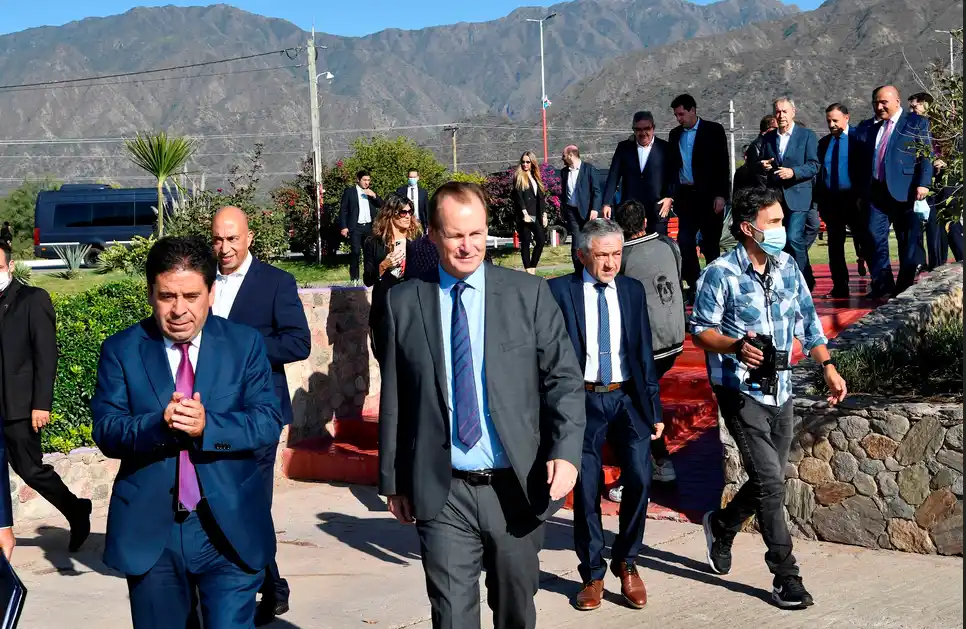 Bordet propone una plataforma portuaria integrada con Chile