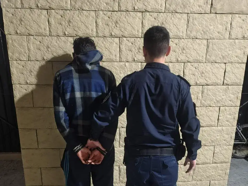 Perseguía a su ex pareja pidiéndole plata: terminó detenido