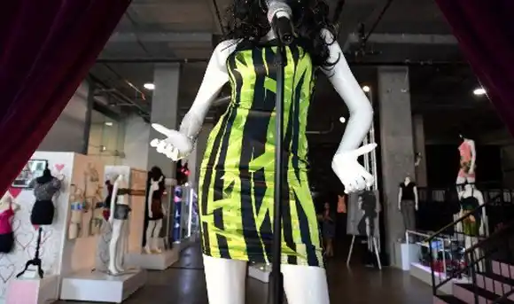 Subastan por un dineral el vestido del último show de Amy Winehouse