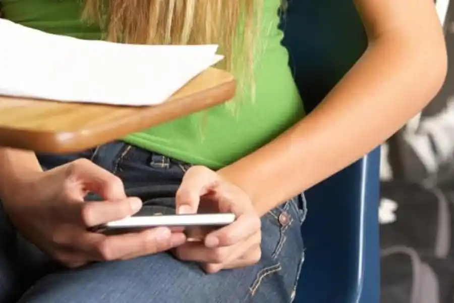 Cada vez más países prohíben el uso de celulares en los colegios