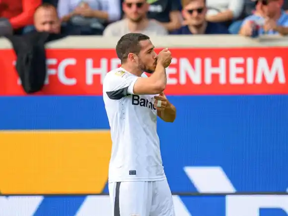 Buendía, en el último minuto, le dio el triunfo al Bayer Leverkusen