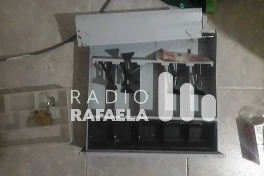 Robaron una despensa en barrio Jardín: rompieron la vidriera y se llevaron la caja registradora y productos