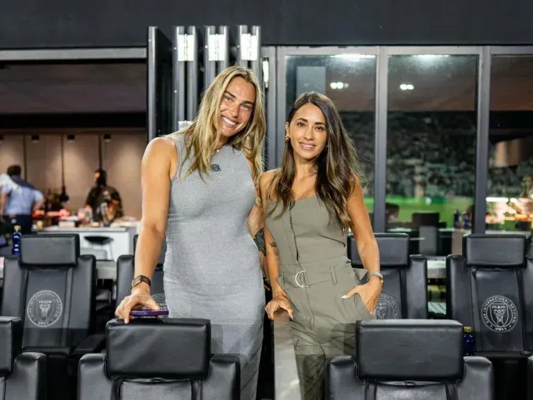 La número uno del tenis femenino mundial fue a la cancha a ver a Messi y se sacó una foto con Antonela Roccuzzo