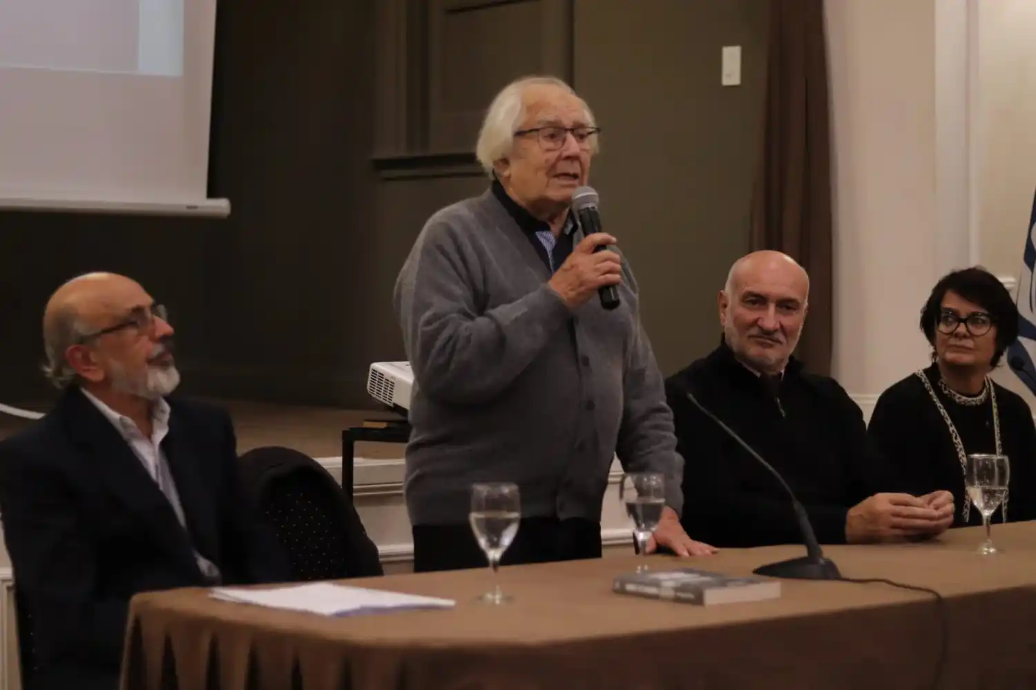 Adolfo Pérez Esquivel, Premio Nobel de la Paz, estuvo presente en la presentación del libro “Desde las sombras del tiempo":