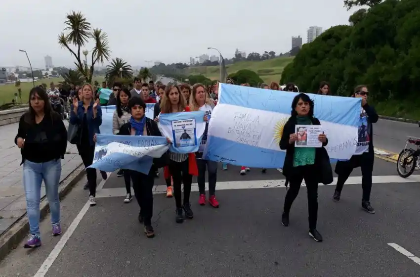 Submarino: familiares marchan en la ciudad a un mes de búsqueda