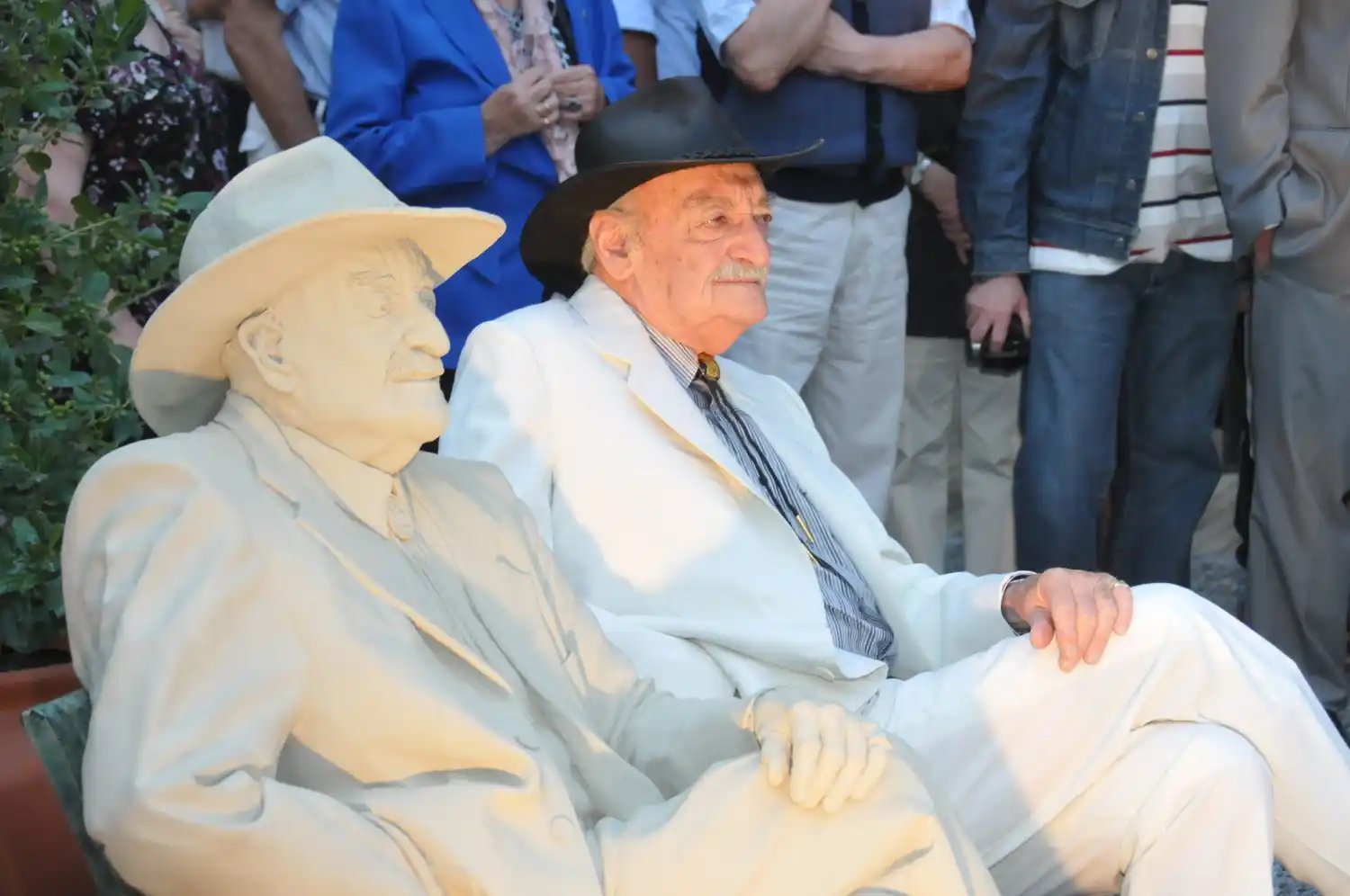 El ilusionista tandilense durante la inuaguración de su estatua en el Paseo de las Personalidades.