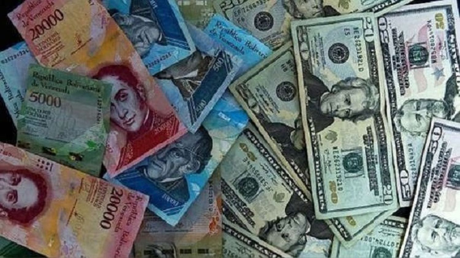 ¡ABISMAL! LA DIFERENCIA entre los sueldos del sector público y privado se nota más en Venezuela