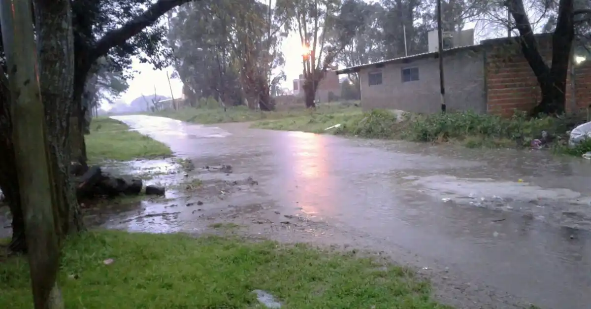 Con menos intensidad, continuará el viento y las lloviznas