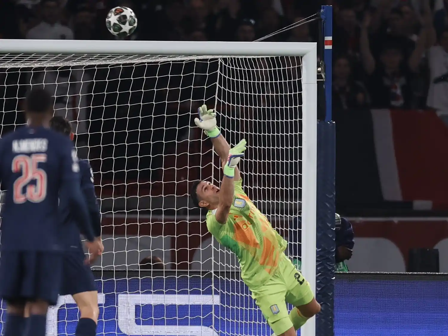 Dibu Martínez fue figura pero no pudo evitar la derrota de Aston Villa en París